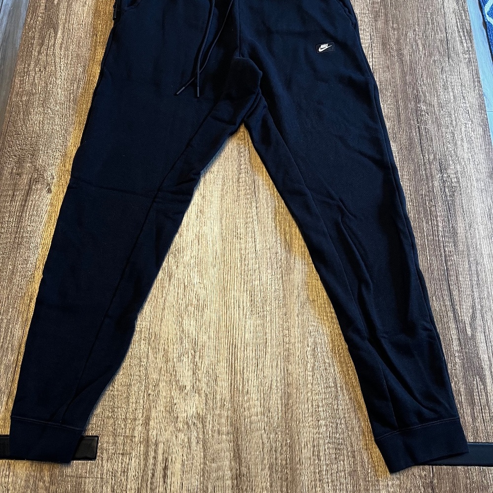 Nike sportswear, joggers/sweatpants, extra side zipper phone pocket
